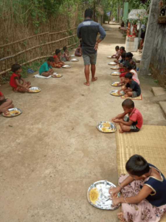 niños de la comunidad de carroñeros comiendo comida gratis