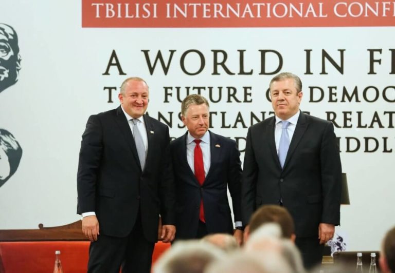 El presidente de Georgia, Giorgi Margvelashvili, Emb. Kurt Volker y el primer ministro de Georgia, Giorgi Kvirikashvili