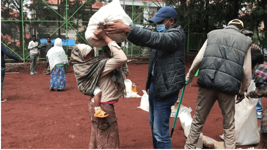 La gente de Addis Abeba recibe paquetes de alimentos y materiales de saneamiento.