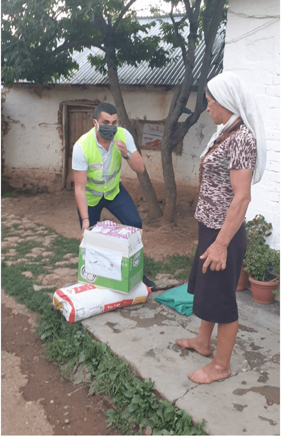 femme en albanie rurale recevant des fournitures indispensables
