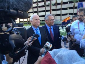 Don Brandt y el senador McCain con los medios