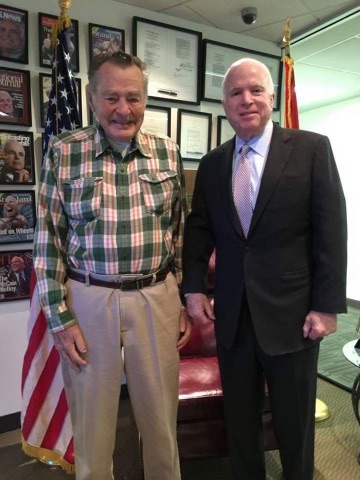 Paul Hickman con el senador McCain